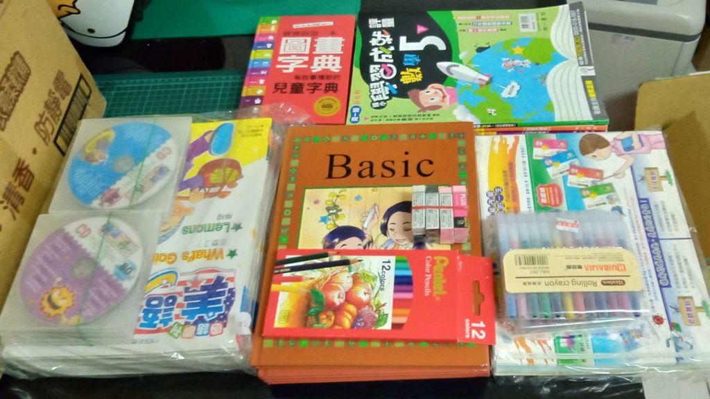 12.4苗栗善心人士捐贈書籍、文具一批.jpg 12.4苗栗善心人士捐贈書籍、文具一批.jpg