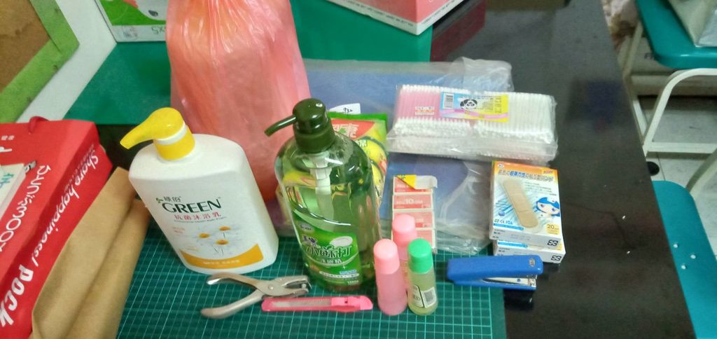 4.27陳喬妍 捐贈 生活用品一批 醫療用品一批 美術用紙一批 文具一批.jpg 4.27陳喬妍 捐贈 生活用品一批 醫療用品一批 美術用紙一批 文具一批.jpg