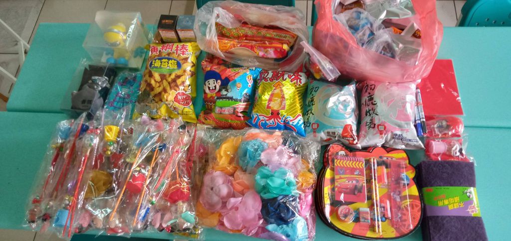 5.12周小姐 捐贈 點心 玩具 生活用品一批.jpg 5.12周小姐 捐贈 點心 玩具 生活用品一批.jpg