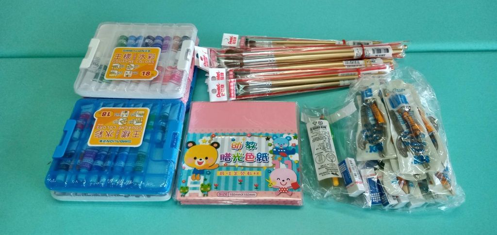 5.19蔚筑雅小姐 捐贈美術用品 文具 一批.jpg 5.19蔚筑雅小姐 捐贈美術用品 文具 一批.jpg