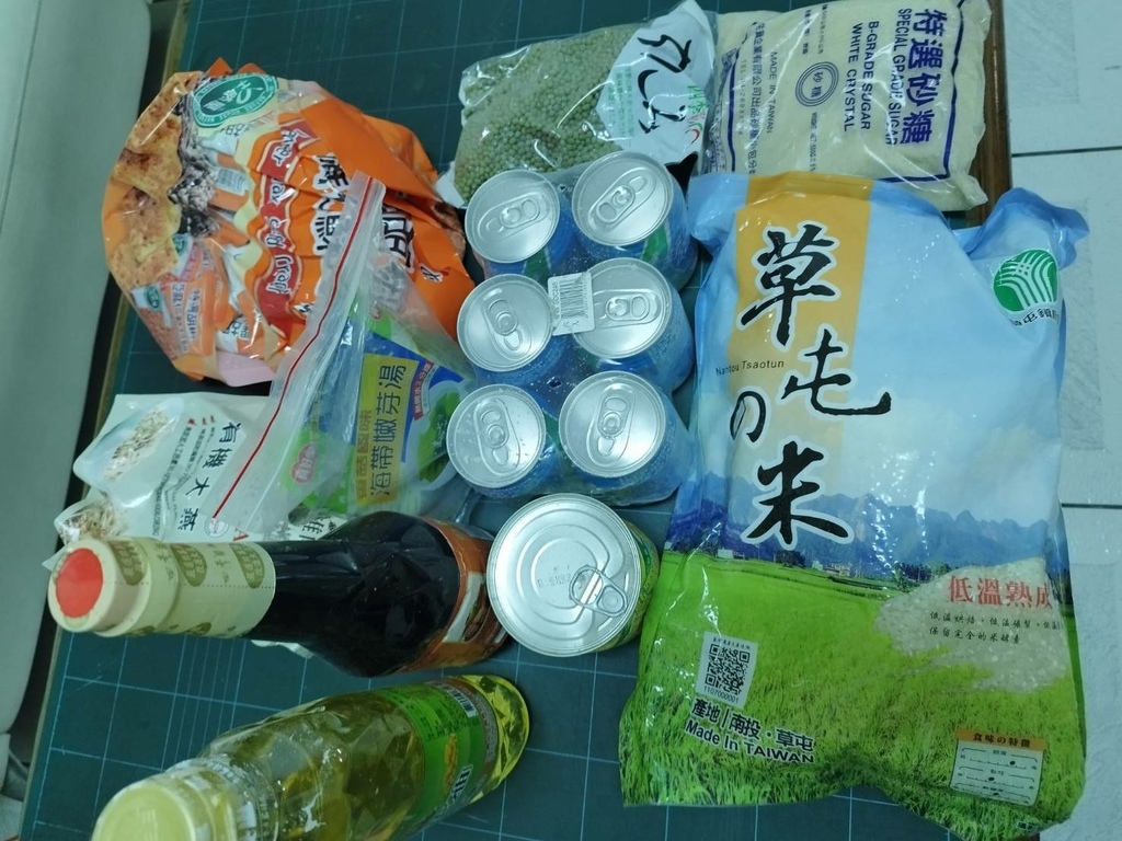 6.8林鼎峰先生 捐贈食品一批.jpg