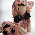客訂粉紅玫瑰姐妹鄉村娃娃(3).JPG