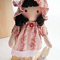 客訂粉紅玫瑰姐妹鄉村娃娃(10).JPG