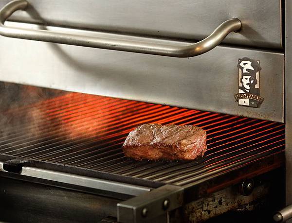 鉄火牛排使用美國進口Montague超級烤箱，900度高溫炙烤牛排.jpg