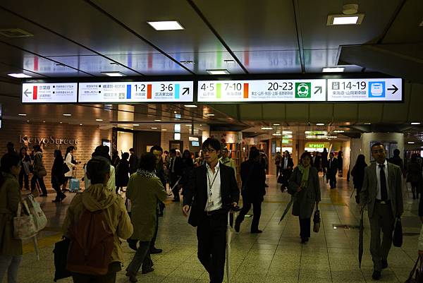 想到珊在東京車站，所以就先來這兒，但我遲遲沒走出去東京車站!! 因為我想去DISNEY STORE!!!!