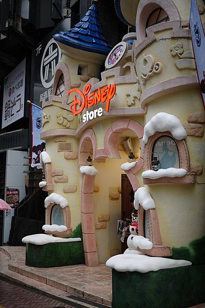 歷經半小時多，終於找到記憶中的DISNEY STORE