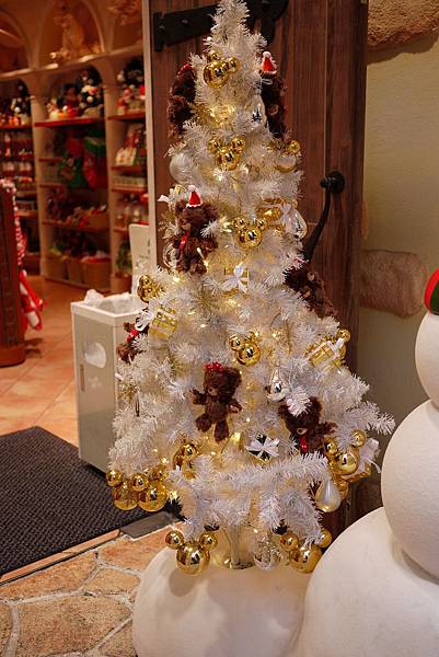 雪白的聖誕樹....還掛著小熊呢 :)