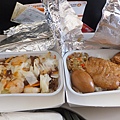 虎航機上餐，左邊是海鮮米粉，沒什麼味道
