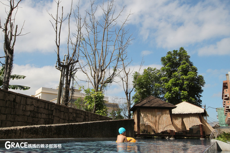 寒假暑假周休2日放假溜小孩親子旅行旅遊好玩景點分享推薦行程-沐舍溫泉渡假酒店-湯屋大眾湯-金山溫泉住宿泡湯推薦-含早餐晚餐-超大戶外露天風呂-公共溫泉池游泳池-秋季吃螃蟹-景點金山老街美食-好玩好吃餐廳民宿-神秘海岸-朱銘美術館門票-台灣蜜月旅行去哪裡地點推薦-ig景點寫真攝影-峇里島南洋風-台灣旅遊美食親子部落客grace媽媽的親子部落格