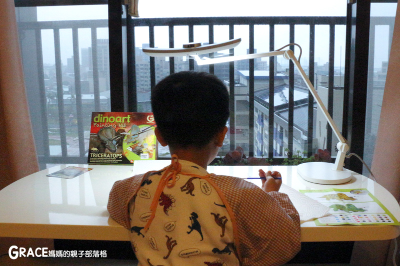 寒假暑假周休2日放假溜小孩親子旅行旅遊好玩景點分享推薦行程-北部親子景點台北科教館-國立臺灣科學教育館-專門為孩子設計的BenQ親子共讀檯燈WiT MindDuo推薦-耐用又方便的LED燈智慧護眼檯燈-台灣製造-親子美術課diy-95cm超廣照明-亮度自動偵測-入座感應開燈-可usb手機充電-如何預防孩子近視-擔心光線不足-育兒眼睛照顧保養-台灣旅遊美食親子部落客grace媽媽的親子部落格
