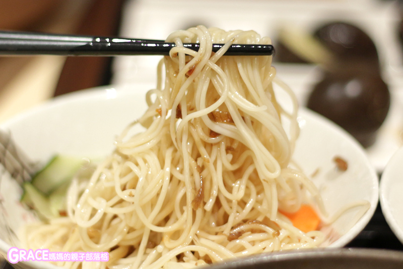 台北永康商圈養生美食推薦-永康錄雞湯-滴雞精-好吃的放山雞雞腿-專賣麻油雞湯-香菇雞湯粥CP值高-菜單價格交通路線無刷卡-永康街美食-芒果冰牛肉麵蔥油餅-近捷運東門站-鼎泰豐度小月永康公園-美食fb粉絲專頁-台灣美食blogger-人氣blog排行榜-育兒blog推薦-人氣媽媽blogger-親子網紅團購-痞客邦親子粉絲團-台灣旅遊美食親子部落客grace媽媽的親子部落格