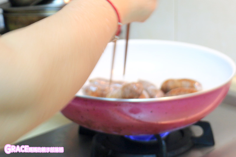 育兒好物-董娘手作高粱酒香腸-香腸料理電鍋食譜-家常菜-團購宅配美食推薦-純手工製作-無亞硝酸鹽-防腐劑-好吃香腸推薦-好吃黑豬肉香腸-好吃金門高梁酒香腸-港式叉燒飯香腸-中秋節烤肉推薦-春節伴手禮禮盒-美食fb粉絲專頁-台灣美食blogger-人氣blog排行榜-育兒blog推薦-人氣媽媽blogger-親子網紅團購-痞客邦親子粉絲團-台灣旅遊美食親子部落客grace媽媽的親子部落格