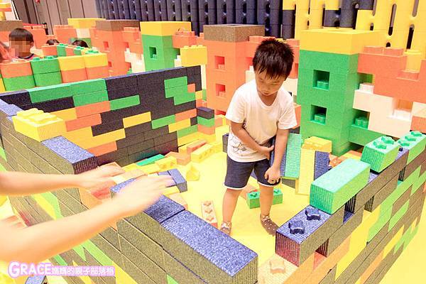 台北親子旅遊景點推薦-全台最大移動積木主題樂園-Kid's建築樂園-交通迷超愛-好玩景點-超大氣墊跳跳床積木球池溜滑梯沙坑車車-雨天備案-親子部落客grace媽媽的親子部落格 (13).jpg