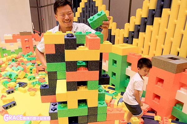 台北親子旅遊景點推薦-全台最大移動積木主題樂園-Kid's建築樂園-交通迷超愛-好玩景點-超大氣墊跳跳床積木球池溜滑梯沙坑車車-雨天備案-親子部落客grace媽媽的親子部落格 (22).jpg