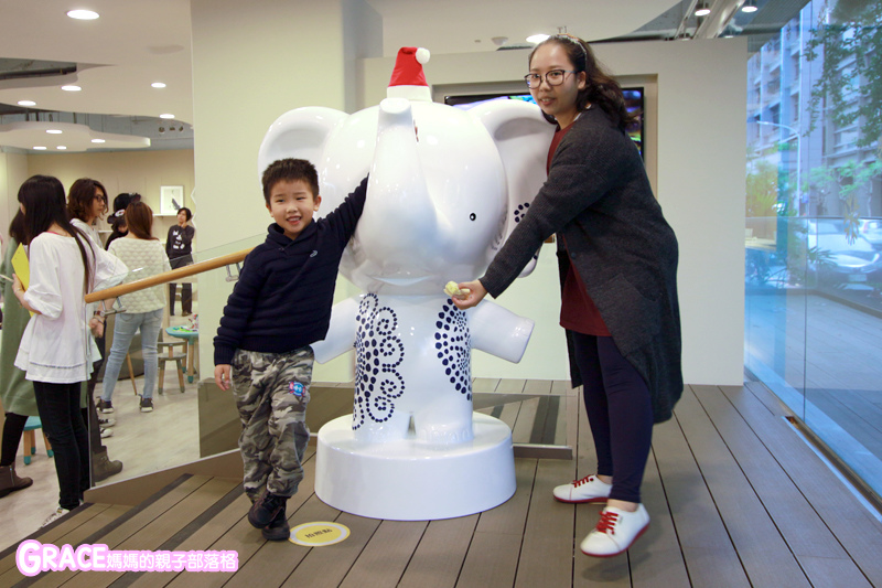 童裝品牌推薦麗嬰房-SIMPLE系列-可愛日系風格簡單舒適日本童裝-女童裝男童裝-媽媽包親子裝-娃娃床-麗嬰房生活體驗館-親子部落客grace媽媽的親子部落格 (5).jpg