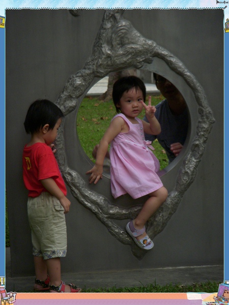 廷: 奕~ 你看, 我這pose如何呀? 