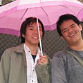 ㄟ..兩個大男生撐什麼粉紅雨傘