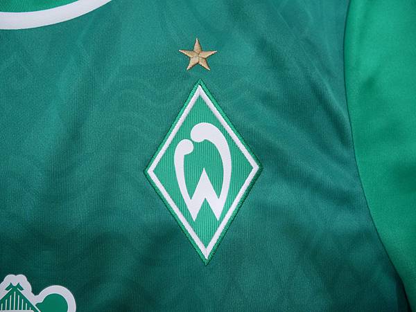 Werder Bremen 2021-22 Home--隊徽.JPG