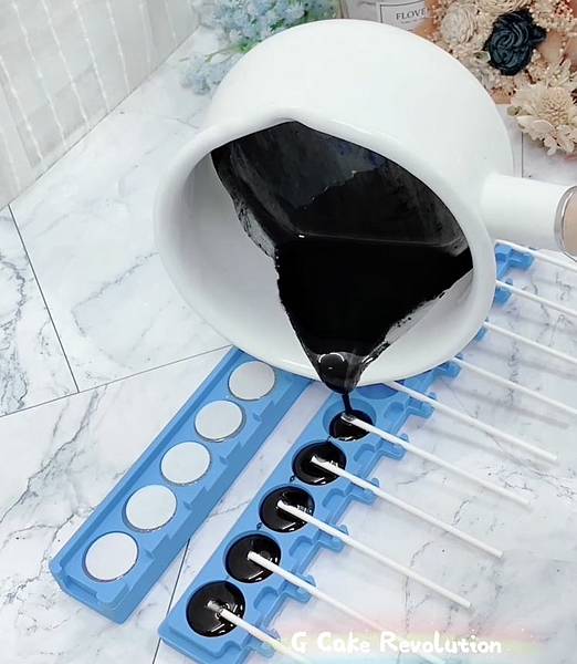 07. 倒入另一半模具中.jpg 07. 倒入另一半模具中.jpg