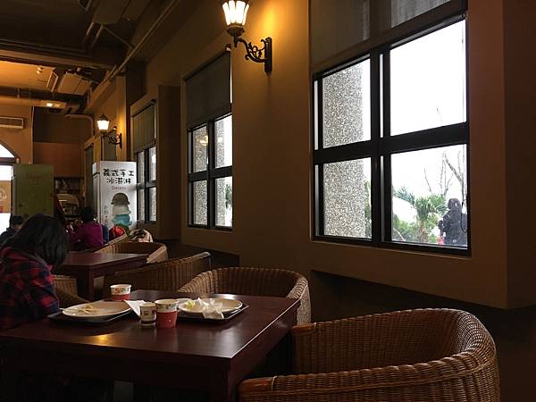 【宜蘭頭城景觀咖啡館推薦】擁有美麗依山傍海景色的金車伯朗城堡 【宜蘭頭城景觀咖啡館推薦】擁有美麗依山傍海景色的金車伯朗城堡