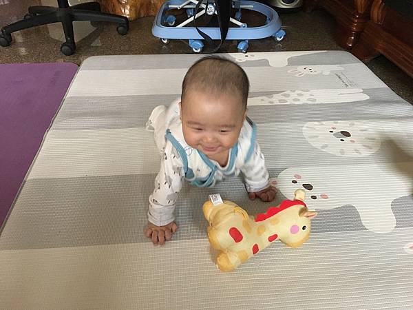【育兒分享】小寶貝的匍匐前進: 學爬行 【育兒分享】小寶貝的匍匐前進: 學爬行