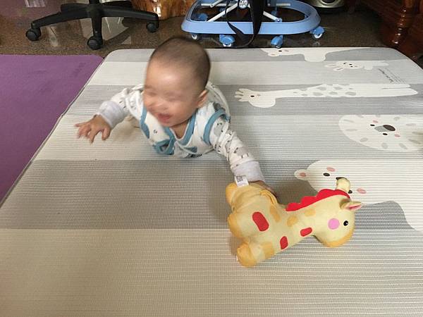 【育兒分享】小寶貝的匍匐前進: 學爬行 【育兒分享】小寶貝的匍匐前進: 學爬行