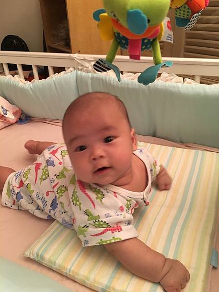 【育兒分享】小寶貝的匍匐前進: 學爬行 【育兒分享】小寶貝的匍匐前進: 學爬行