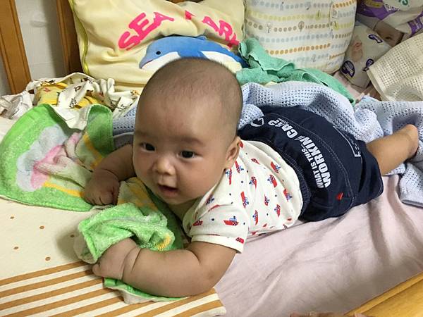 【育兒分享】小寶貝的匍匐前進: 學爬行