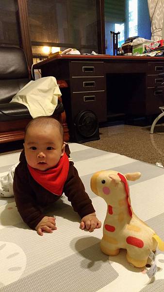 【育兒分享】小寶貝的匍匐前進: 學爬行 【育兒分享】小寶貝的匍匐前進: 學爬行