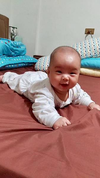 【育兒分享】小寶貝的匍匐前進: 學爬行 【育兒分享】小寶貝的匍匐前進: 學爬行