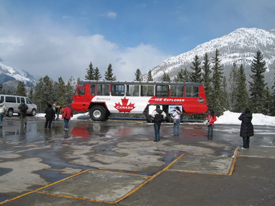 班夫硫磺山下，準備搭纜車上山嚕