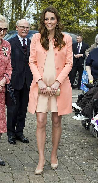 pregnant-kate-middleton-peach-coat-stylechi.jpg