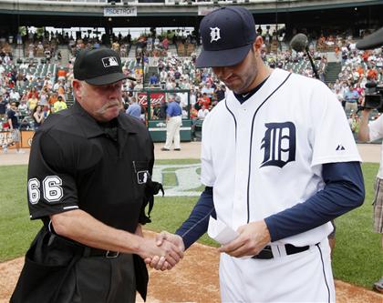 Armando-Galarraga-shakes-hands-with-Jim-Joyce