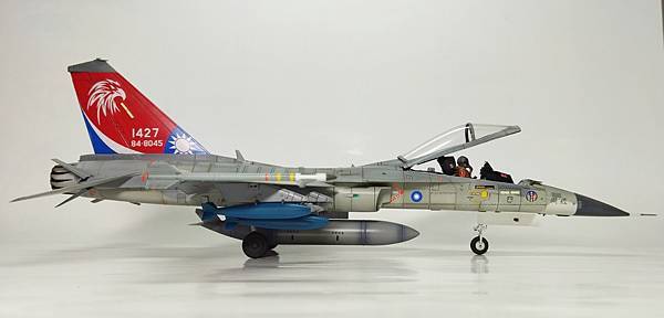 AFV 1/48 F-CK-1C 經國號彩繪機 1428