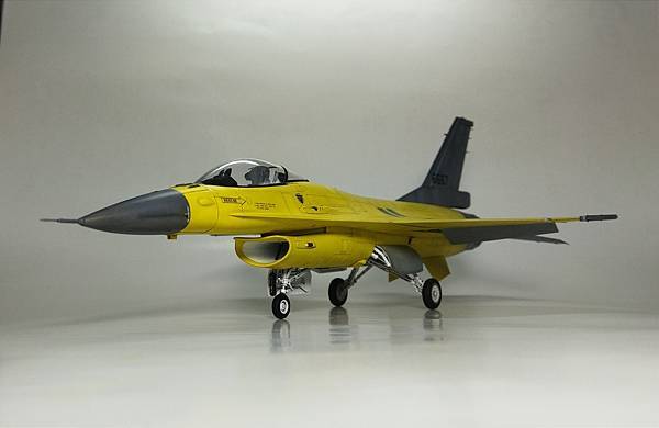 Kinetic 1/48 F-16V 黃蛇出洞