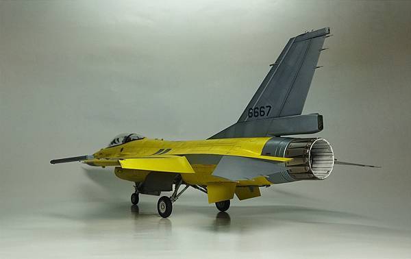 Kinetic 1/48 F-16V 黃蛇出洞