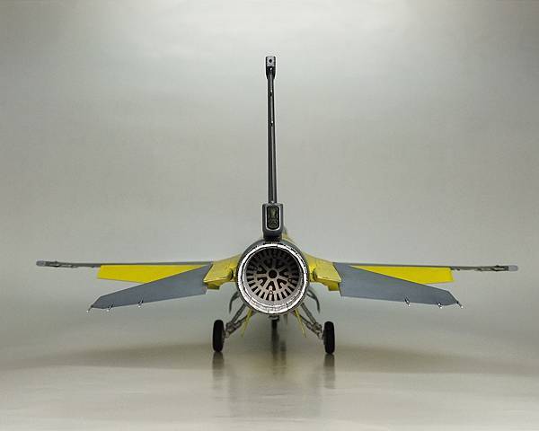 Kinetic 1/48 F-16V 黃蛇出洞