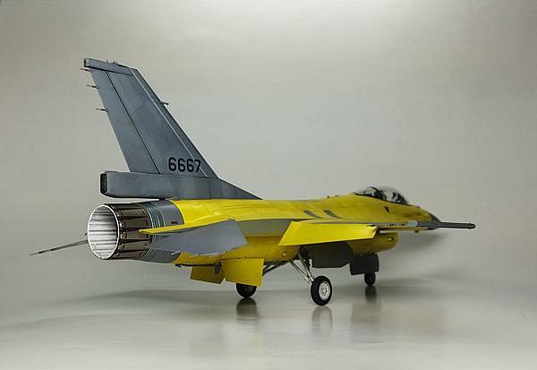 Kinetic 1/48 F-16V 黃蛇出洞