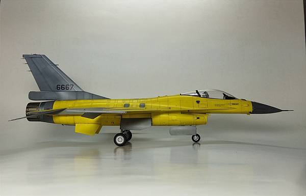 Kinetic 1/48 F-16V 黃蛇出洞