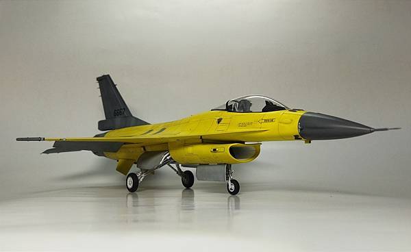 Kinetic 1/48 F-16V 黃蛇出洞