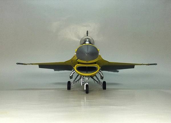 Kinetic 1/48 F-16V 黃蛇出洞