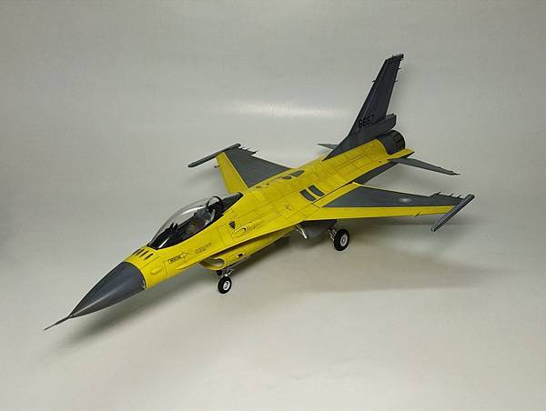 Kinetic 1/48 F-16V 黃蛇出洞