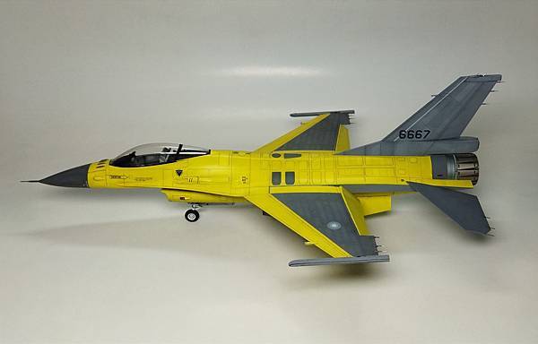 Kinetic 1/48 F-16V 黃蛇出洞