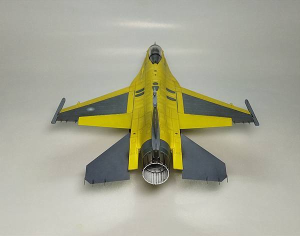 Kinetic 1/48 F-16V 黃蛇出洞