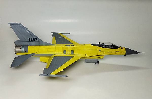 Kinetic 1/48 F-16V 黃蛇出洞