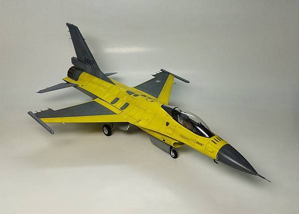 Kinetic 1/48 F-16V 黃蛇出洞