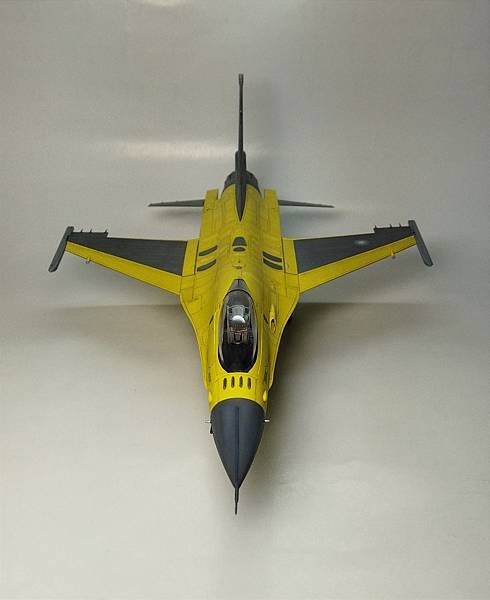 Kinetic 1/48 F-16V 黃蛇出洞