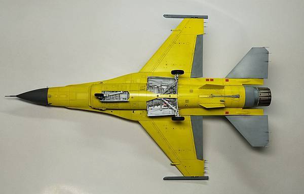 Kinetic 1/48 F-16V 黃蛇出洞