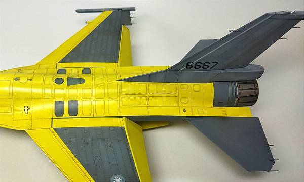 Kinetic 1/48 F-16V 黃蛇出洞