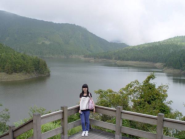 湖景霧濛濛的